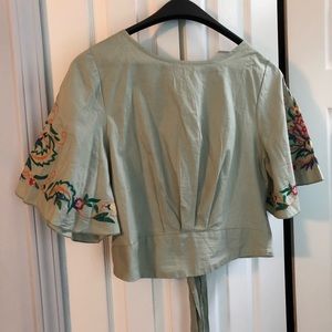 Top with wide sleeves and floral detail